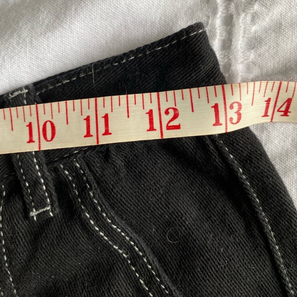 Black shorts with contrasting stitching - Picture 2 of 4